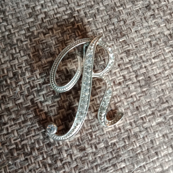 Silver colored "R" Brooch with Rhinestones - Picture 3 of 4